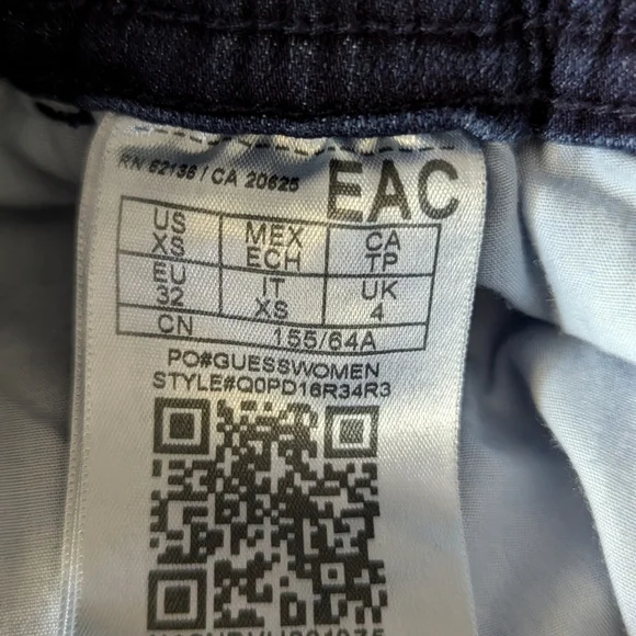 Guess women's distressed jeans shorts size xs - Picture 6 of 6